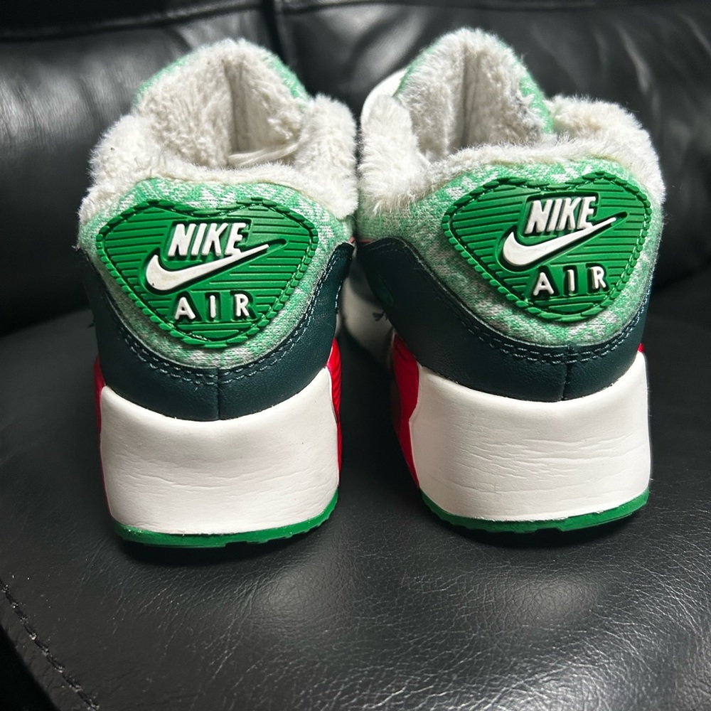 Lightly worn for a season Christmas air max kids 2.5 !!